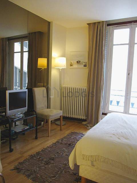 Salon de 15m² avec du parquet au sol
