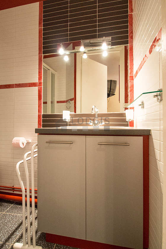Bathroom equipped with bath towels