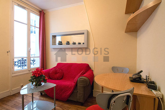 Séjour très calme équipé de télé, lecteur de dvd, 2 chaise(s)