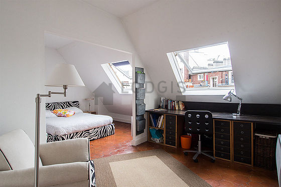 Chambre avec des tomettes au sol