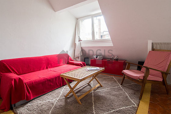 Grand salon de 20m² avec des tomettes au sol