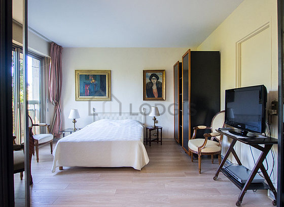 Bedroom of 11m² with wooden floor