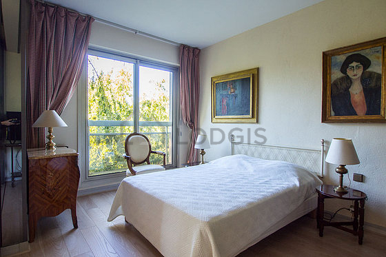 Very bright bedroom equipped with tv, dvd player, 2 armchair(s), bedside table