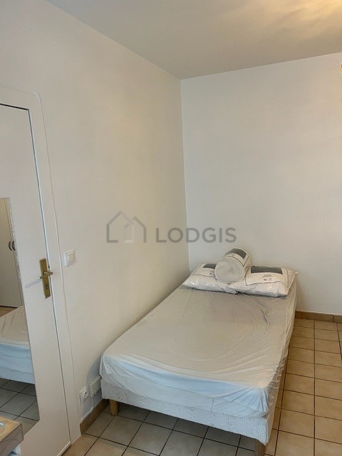 Salon de 9m² avec du carrelage au sol