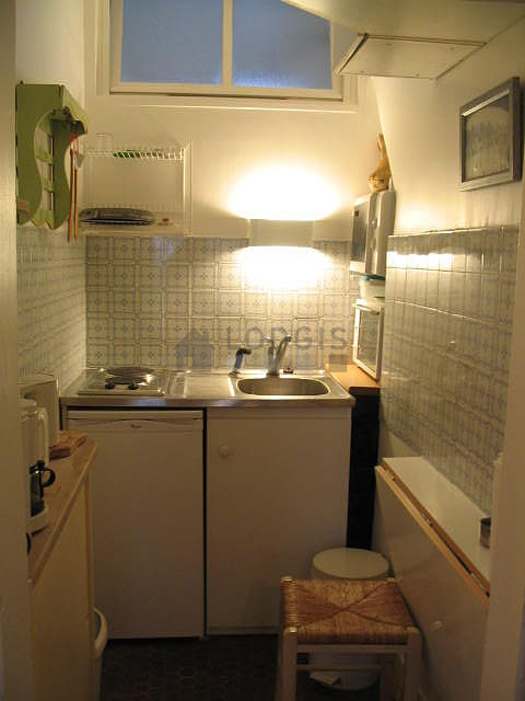 Cuisine équipée de plaques de cuisson, réfrigerateur, freezer, vaisselle
