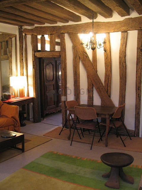 Salon avec la moquette au sol