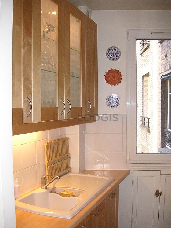 Cuisine équipée de lave linge, réfrigerateur, hotte, vaisselle