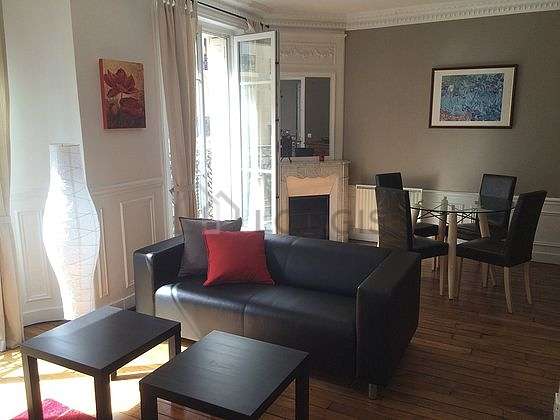 Large living room of 24m² with woodenfloor