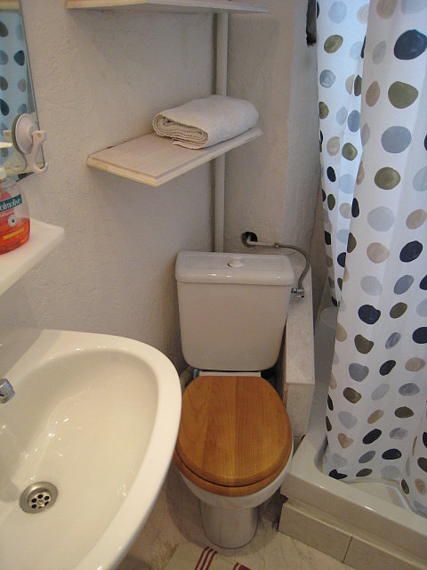 Bathroom equipped with bath towels