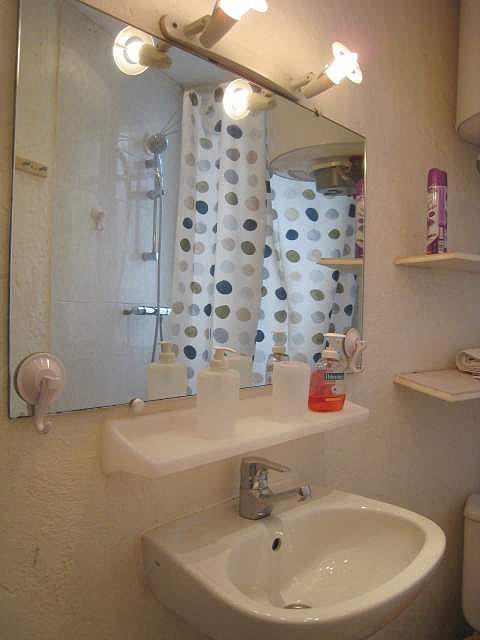 Salle de bain claire avec fenêtres et du carrelage au sol