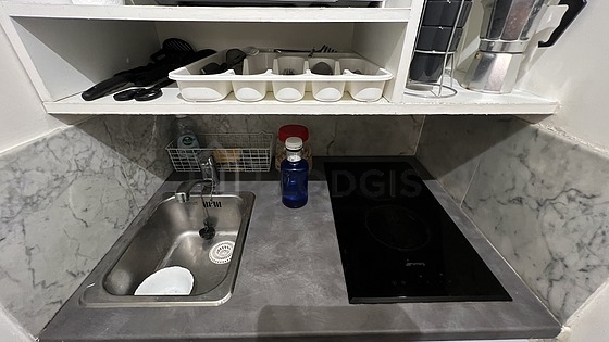 Cuisine équipée de plaques de cuisson, réfrigerateur, freezer, vaisselle
