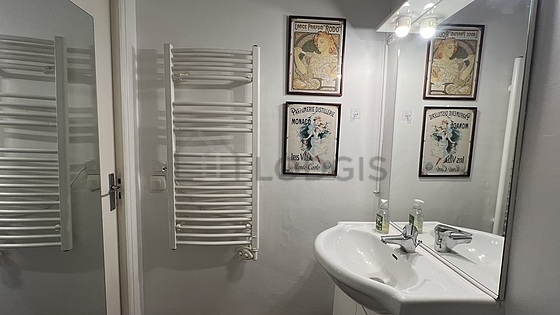Salle de bain équipée de serviettes de bain