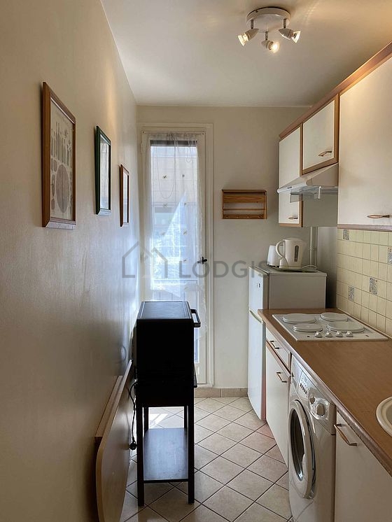 Belle cuisine de 3m² avec du carrelage au sol