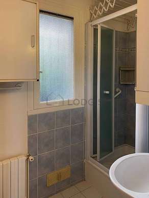 Beautiful bathroom with windows and with tilefloor