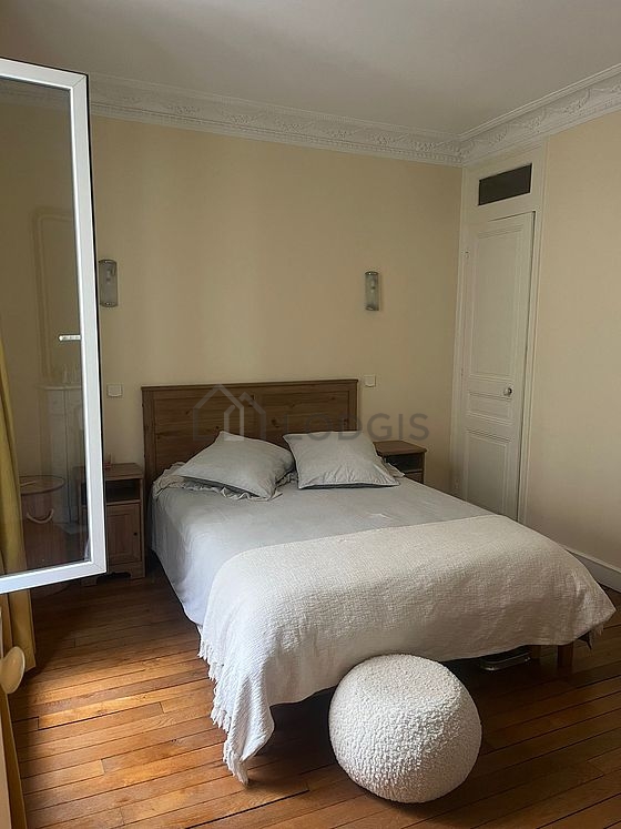 Chambre avec du carrelage au sol