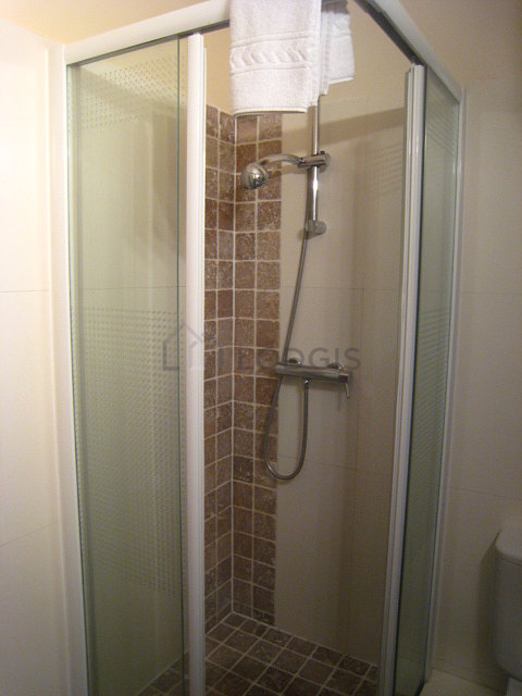 Salle de bain équipée de serviettes de bain