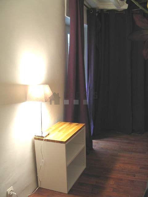 Salon avec du parquet au sol