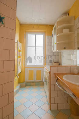 Bathroom with windows and with tilefloor
