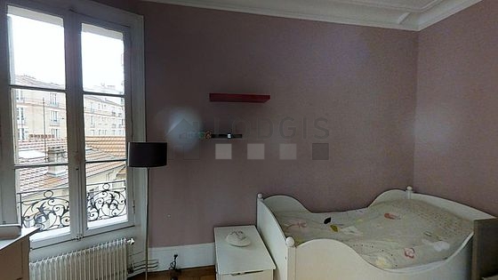 Chambre de 12m² avec du parquet au sol
