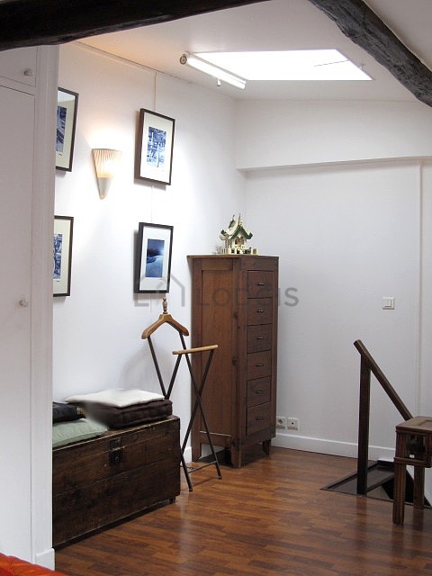 Chambre avec du parquet au sol