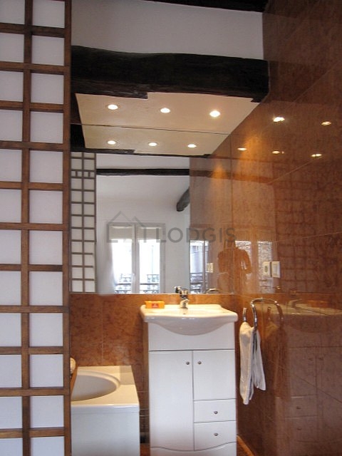 Agréable salle de bain avec du marbre au sol