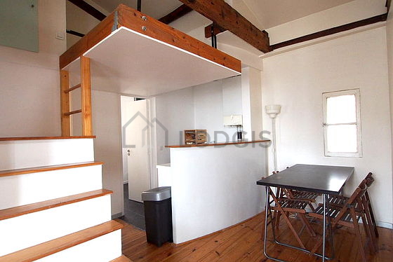 Kitchen of 6m² with tile floor