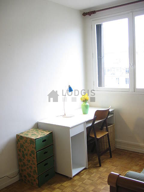 Chambre avec du parquet au sol