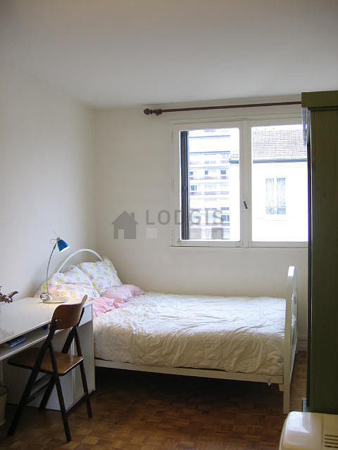 Chambre avec fenêtres donnant sur cour