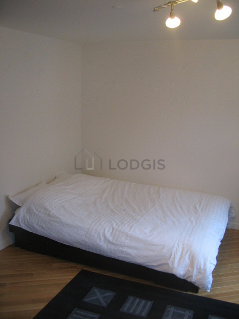 Living room of 16m² with wooden floor