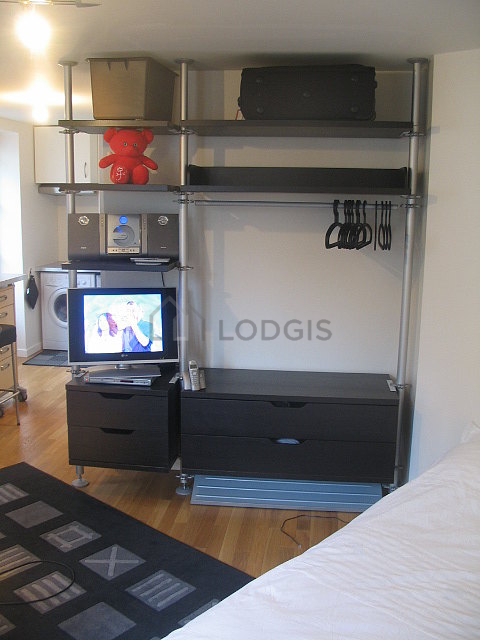 Séjour très calme équipé de 1 lit(s) de 140cm, télé, chaine hifi, penderie