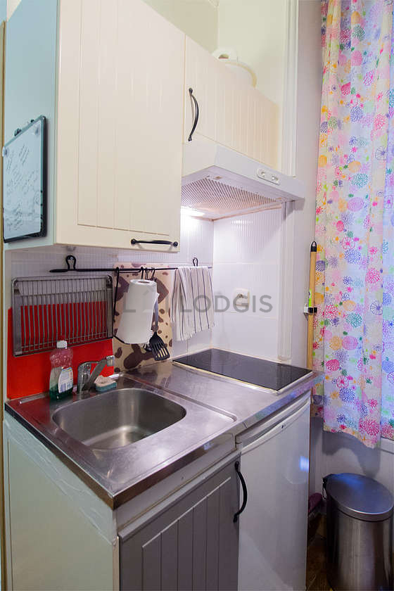 Belle cuisine de 2m² avec du parquet au sol