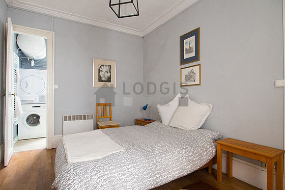 Chambre avec du parquet au sol