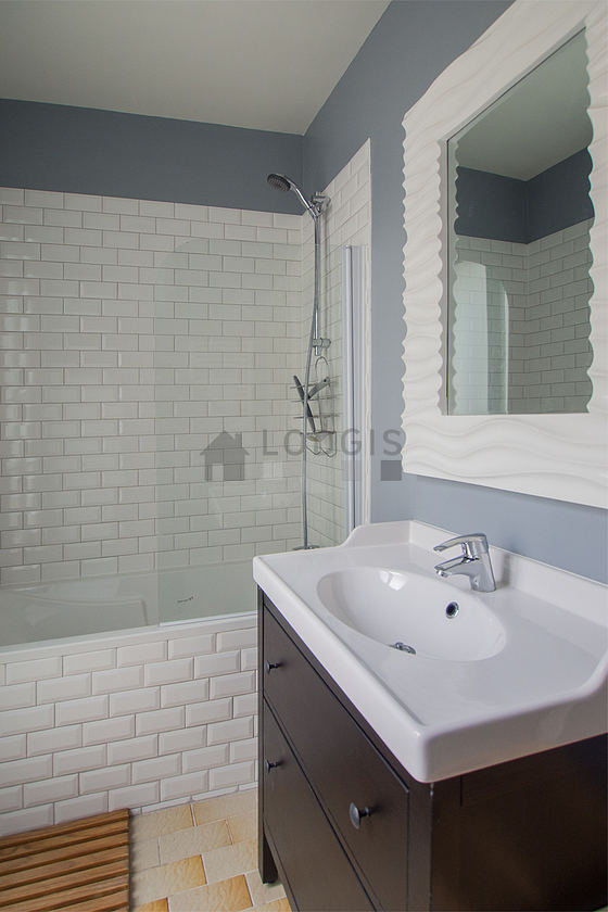 Salle de bain claire avec fenêtres et du carrelage au sol