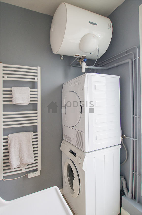 Salle de bain équipée de lave linge, sèche linge, serviettes de bain