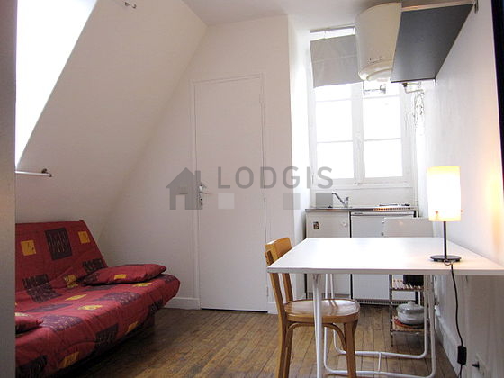 Living room of 12m² with wooden floor