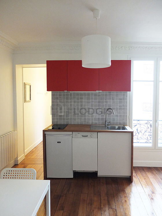 Cuisine équipée de lave vaisselle, plaques de cuisson, réfrigerateur, freezer