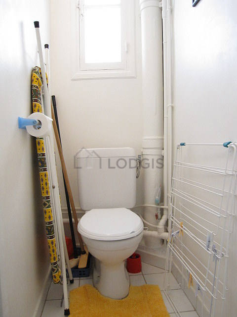 Toilettes indépendantes de la salle d'eau