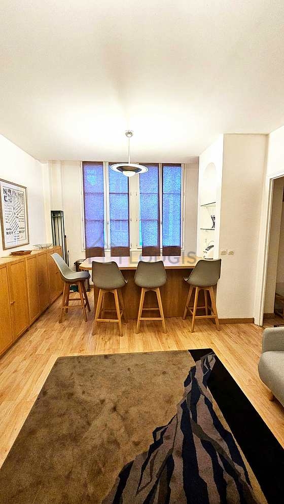 Large living room of 20m² with wooden floor
