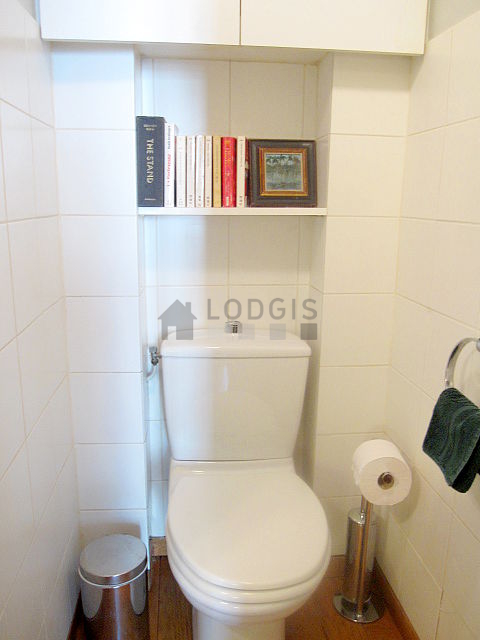 Toilettes indépendantes de la salle d'eau