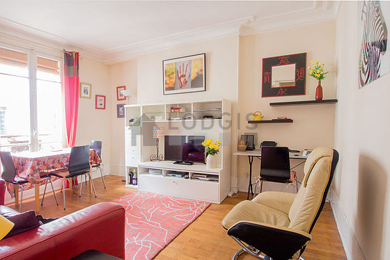 Salon de 13m² avec du parquet au sol