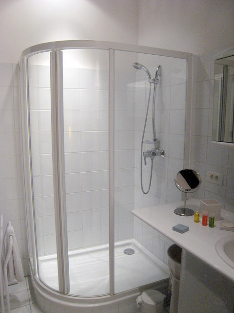 Salle de bain équipée de serviettes de bain