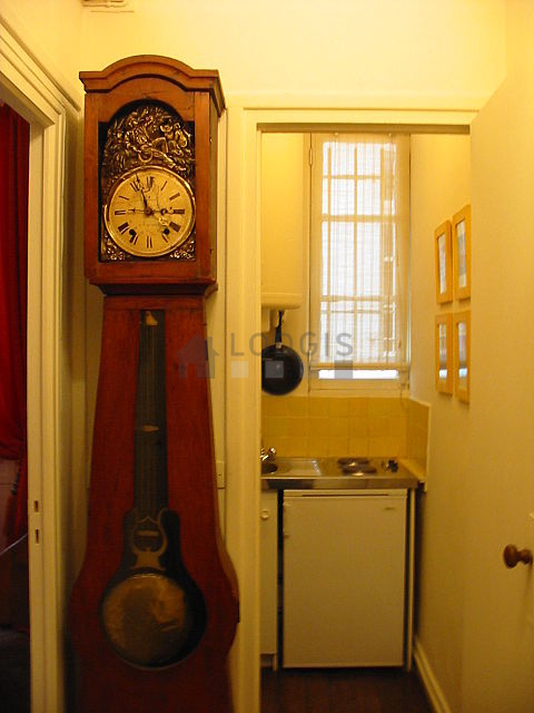 Kitchen of 2m² with wooden floor