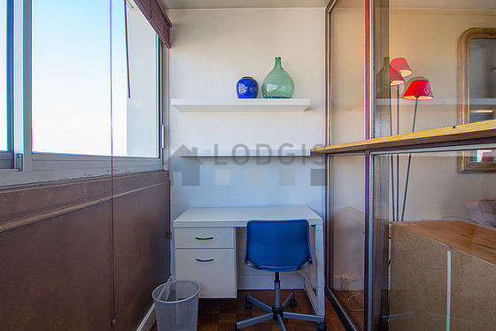 Quiet and very bright veranda equipped with desk, shelves