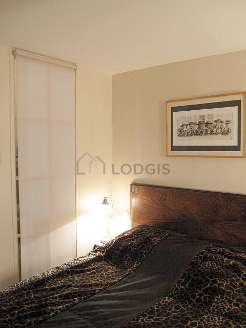 Bedroom of 10m² with wooden floor