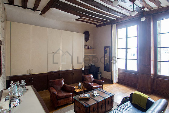 Large living room of 35m² with wooden floor