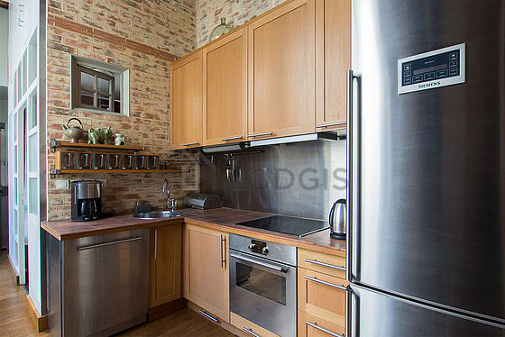 Cuisine équipée de lave vaisselle, plaques de cuisson, réfrigerateur, hotte