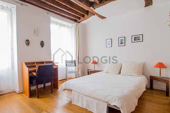 Bedroom of 10m² with wooden floor