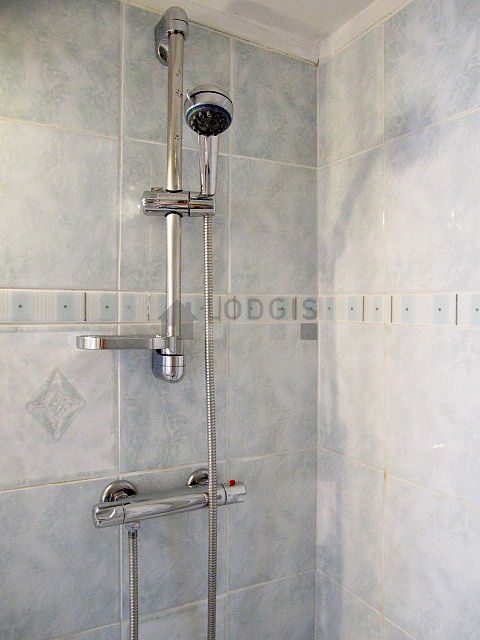 Salle de bain équipée de serviettes de bain