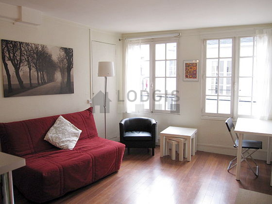 Séjour calme équipé de 1 canapé(s) lit(s) de 140cm, télé, chaine hifi, 1 fauteuil(s)