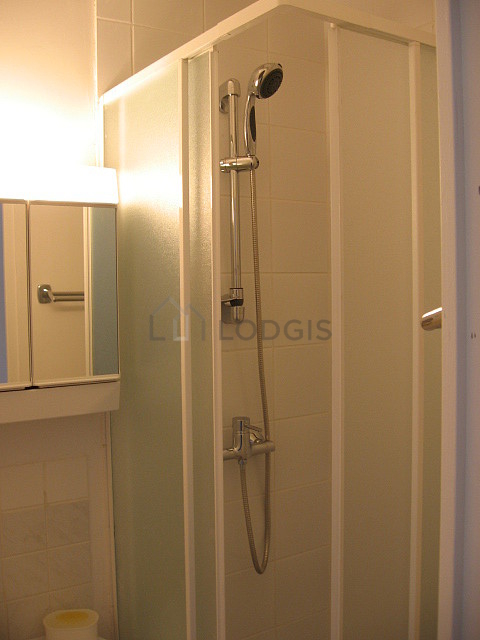 Salle de bain équipée de serviettes de bain